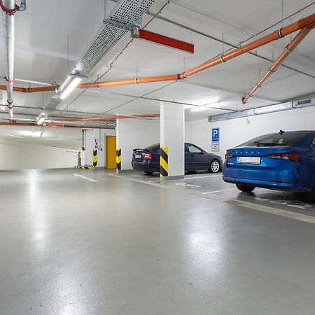 Yellow Apartment With Parking Praha Bagian luar foto