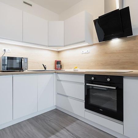 Yellow Apartment With Parking Praha Bagian luar foto