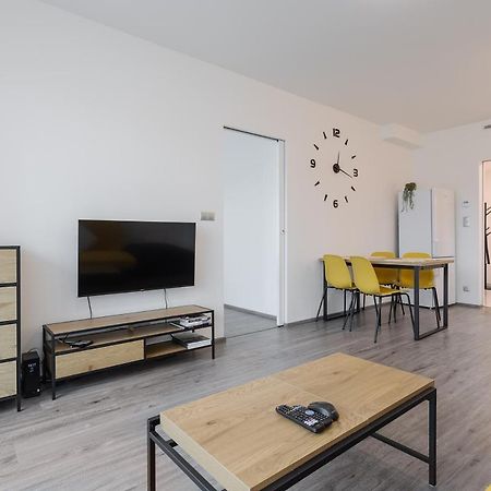 Yellow Apartment With Parking Praha Bagian luar foto