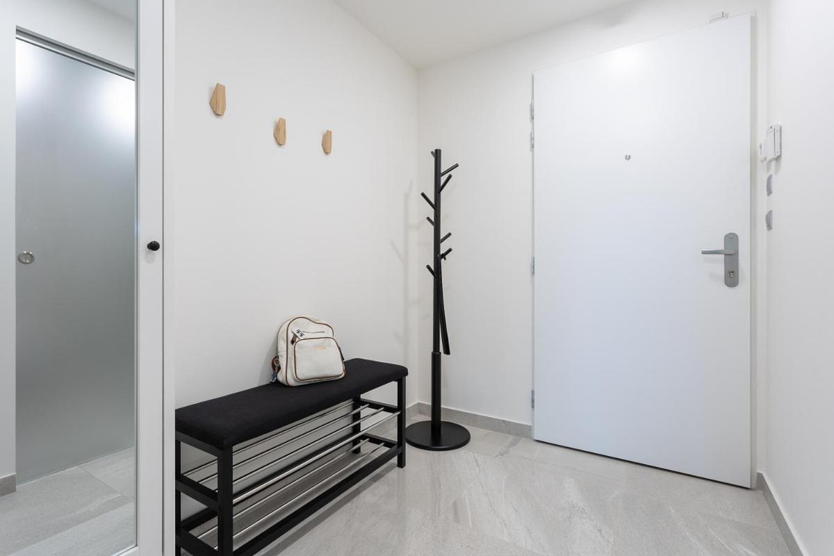 Yellow Apartment With Parking Praha Bagian luar foto