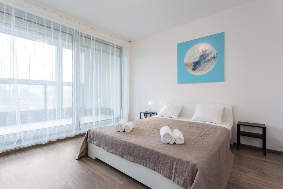 Yellow Apartment With Parking Praha Bagian luar foto