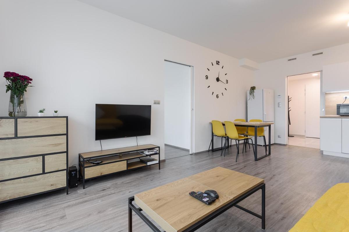 Yellow Apartment With Parking Praha Bagian luar foto