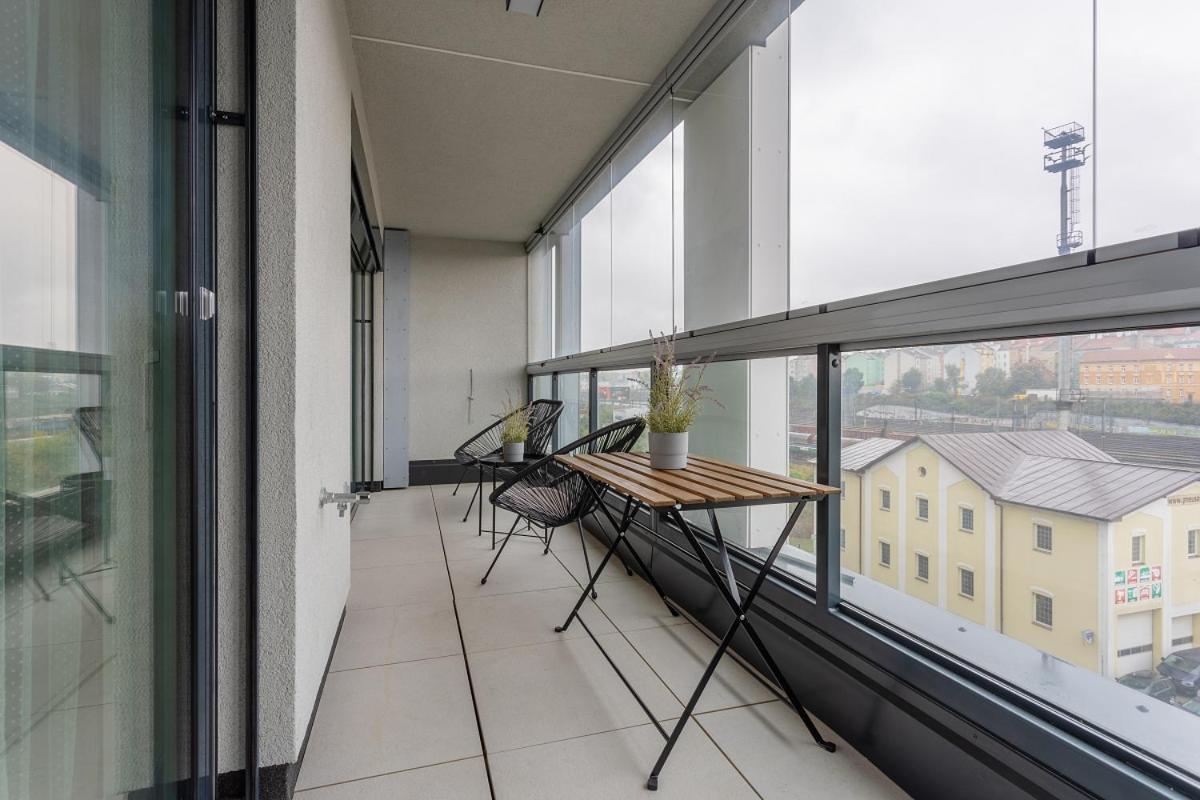 Yellow Apartment With Parking Praha Bagian luar foto