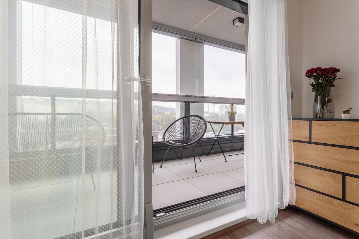 Yellow Apartment With Parking Praha Bagian luar foto