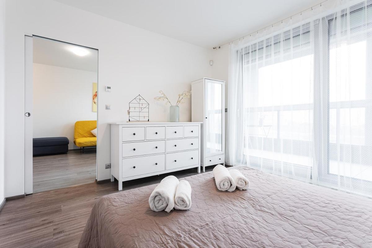 Yellow Apartment With Parking Praha Bagian luar foto