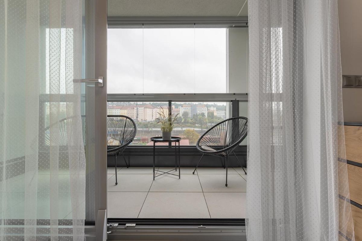 Yellow Apartment With Parking Praha Bagian luar foto