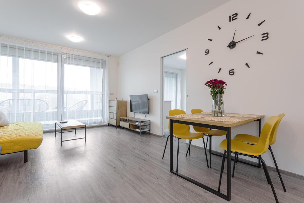 Yellow Apartment With Parking Praha Bagian luar foto