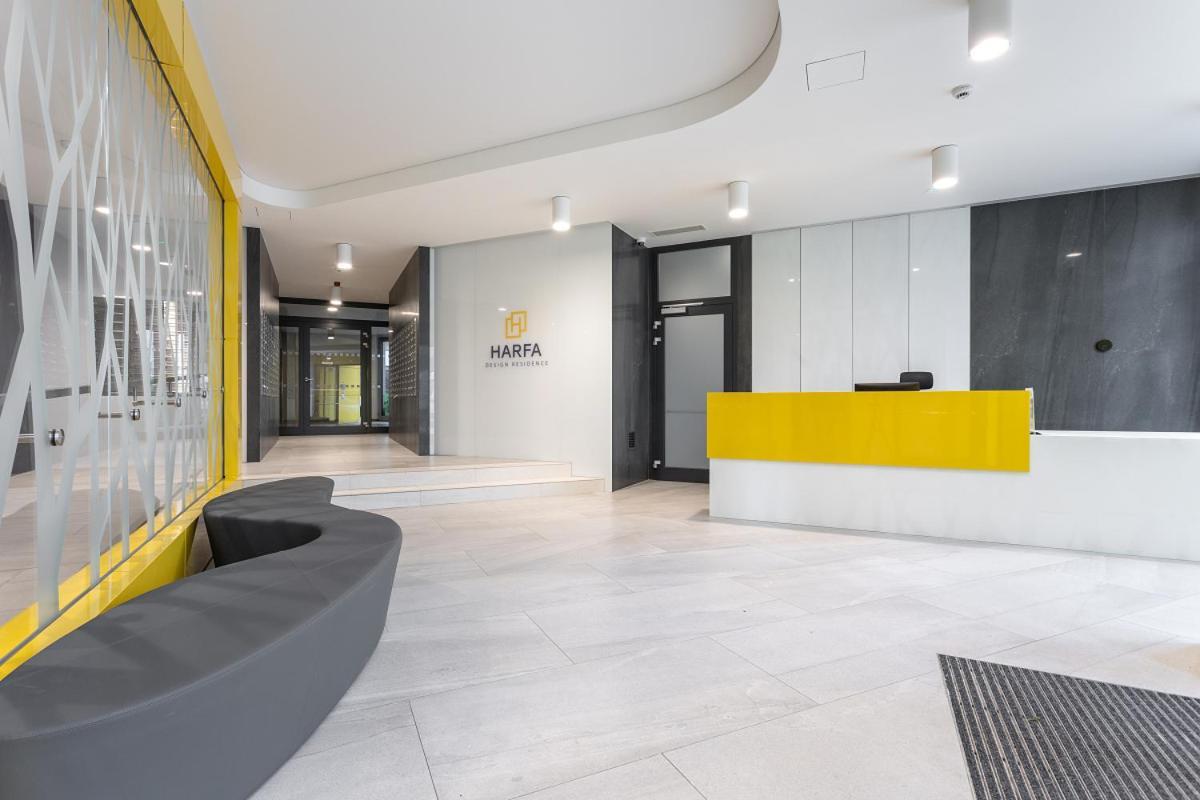 Yellow Apartment With Parking Praha Bagian luar foto