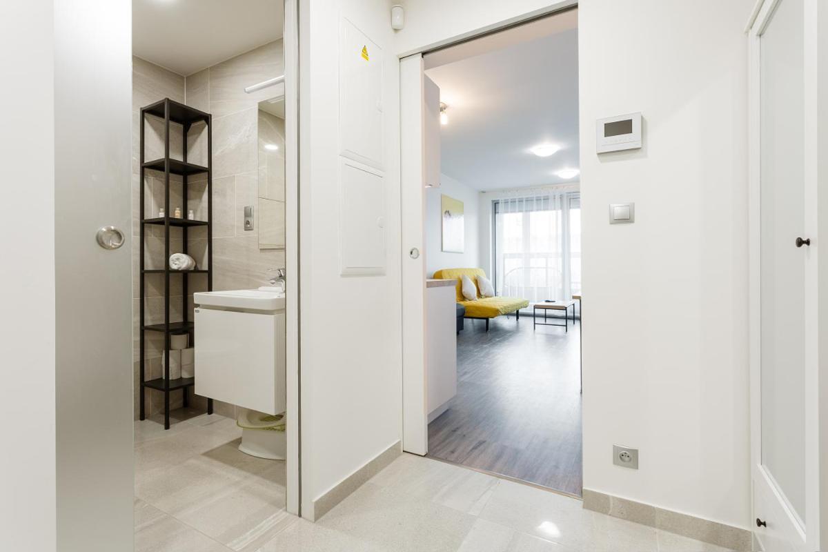 Yellow Apartment With Parking Praha Bagian luar foto
