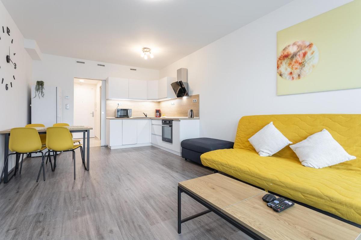 Yellow Apartment With Parking Praha Bagian luar foto