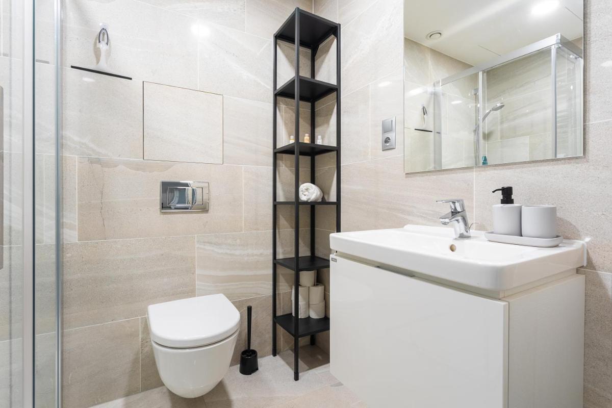Yellow Apartment With Parking Praha Bagian luar foto