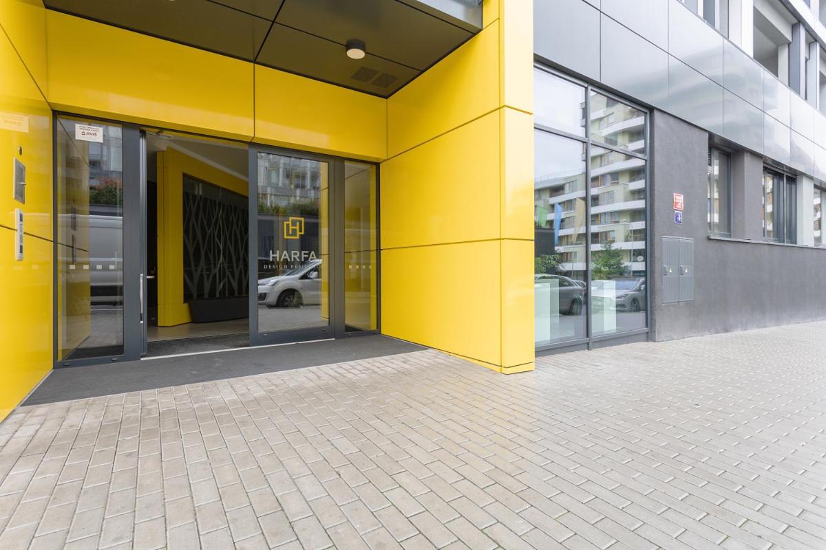Yellow Apartment With Parking Praha Bagian luar foto
